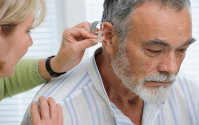 佩戴助听器可有效防止耳聋老人跌倒