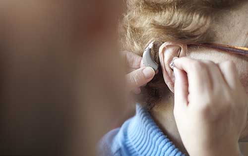 如何进行助听器配适应性训练