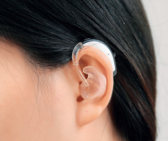 对于中耳炎的病人，佩带传统的助听器反而会令细菌滋生，加剧发炎问题。
