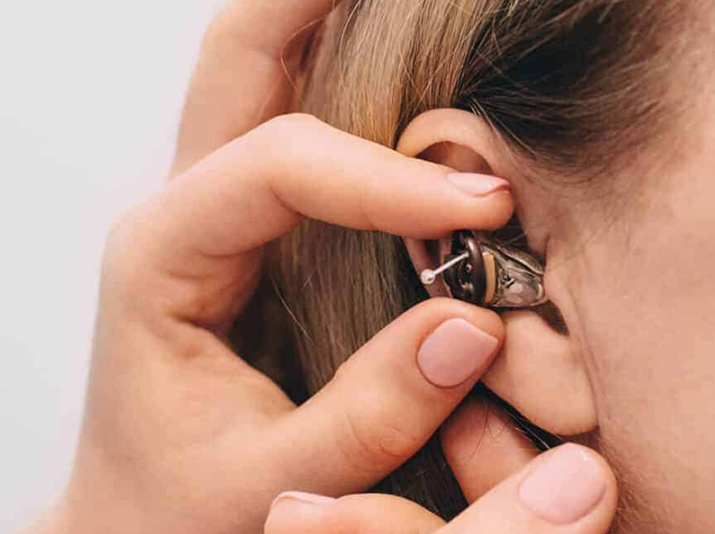 耳油多可以配戴助听器吗？