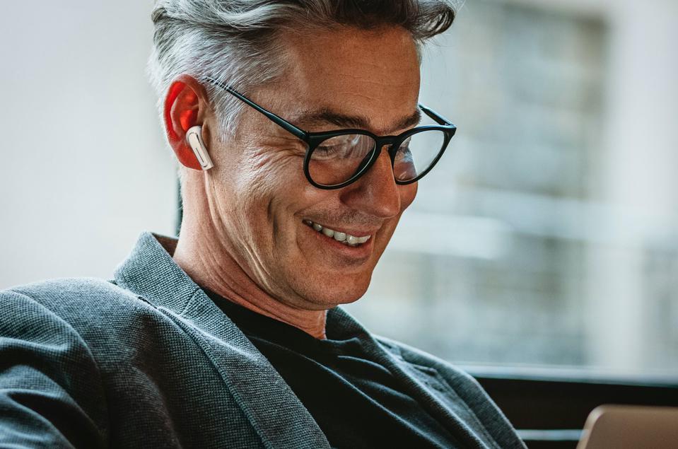 新的Olive Pro将助听器与无线耳塞融合在一起