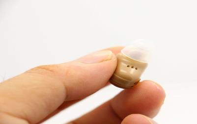 助听器外壳上有个洞洞有啥用途？