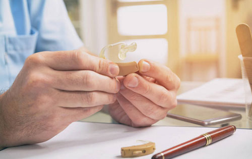 如何选择助听器