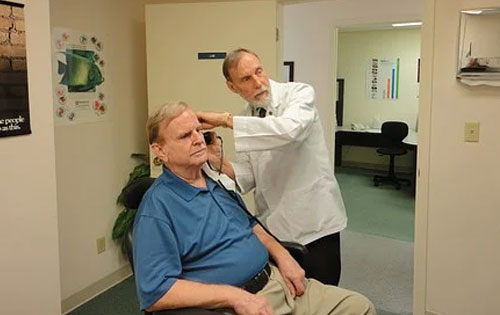 老年人配助听器