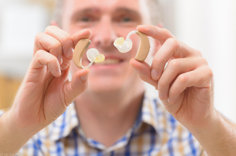 听力筛检在40~50分贝时，建议要戴助听器