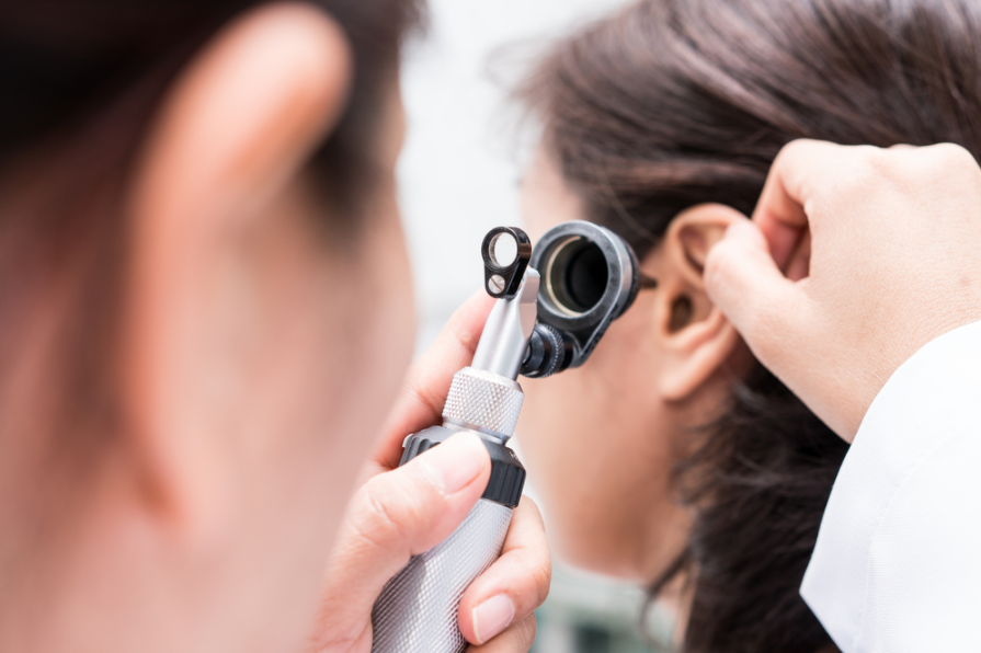 该选择一般助听器？ 还是骨导助听器？