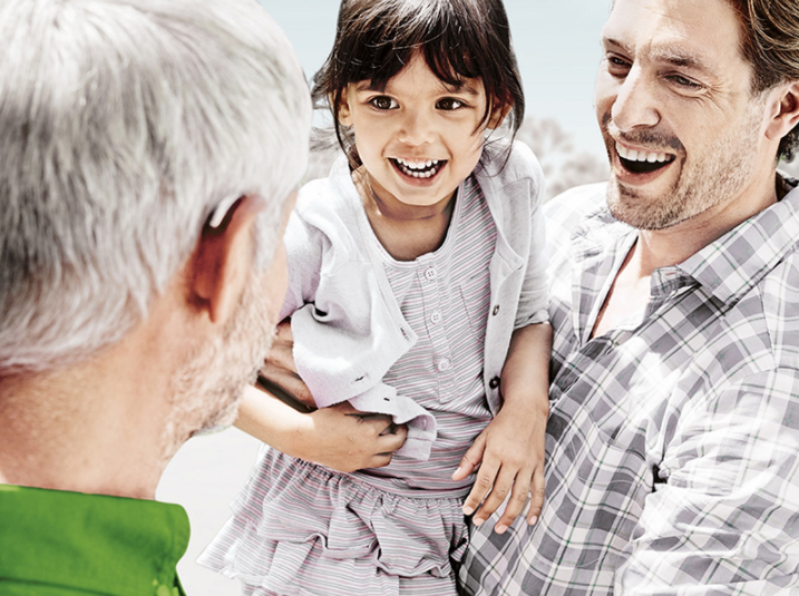 戴上助听器听力马上变好？ 配合适应期调整效果更好