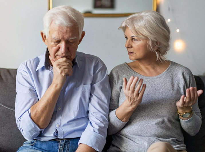 和听损长辈沟通时 搭配肢体语言