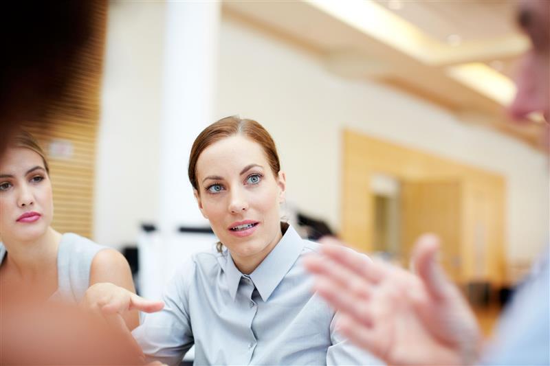 2适时配戴助听器 可延缓听力退化